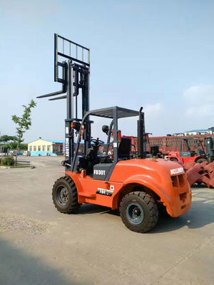 এক স্থান থেকে অন্য স্থানে পণ্য পরিবহন সহজ করার জন্য নির্ভরযোগ্য অল-টেরেন ফর্ক ট্রাক